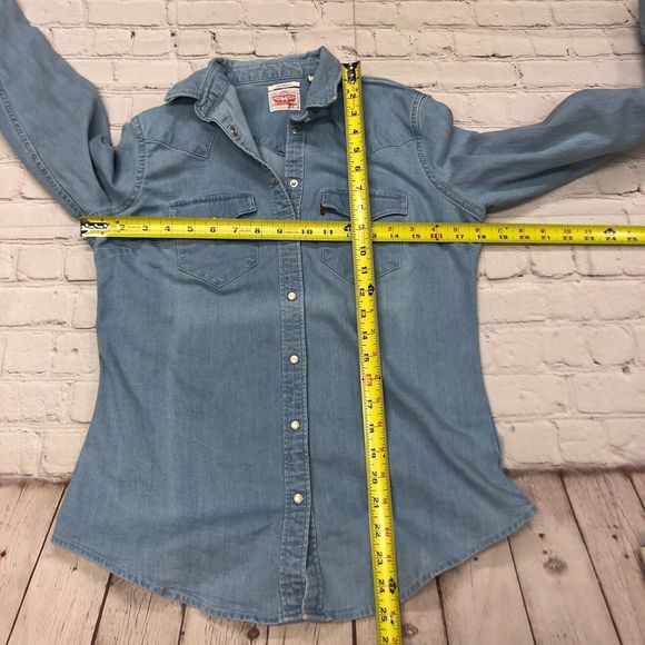 Levi's Women Tailored Fit Snap Button Western Shirt Size Small Chambray M124 -4 - Picture 2 of 16